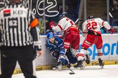 Michal Kunc (vpravo) v extraligovém utkání s Kladnem