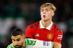 V červeném Brandon Williams, Manchester United (2022/23)