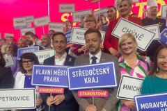 Karel Dvořák jako jednička kandidátky v Praze při společném focení na sněmu STAN vedle předsedy hnutí a lídra Středočeského kraje Víta Rakušana.