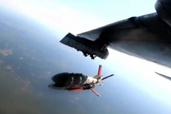 Bombardér ukrajinského letectva Suchoj Su-24 během testování shazuje klon klouzavé bomby KAB