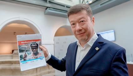 Tomio Okamura s letáčkem chirurgové z dovozu