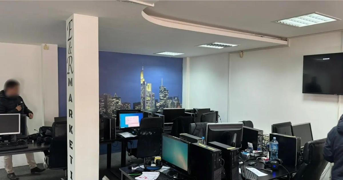 Velký zátah na podvodníky. Policie zadržela v call centru přes 50 lidí