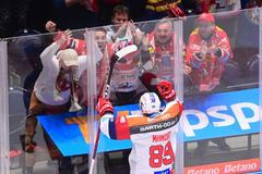 Jan Mandát z Pardubice slaví gól v zápase s Českými Budějovicemi