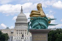 Socha "Dictator aproved"