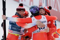 Radost Švýcarů poté, co ovládli kombinaci dvojic na MS v Saalbachu 2025