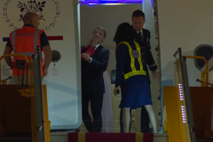 Macronová před kamerami odstrčila Macrona