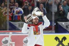 David Pastrňák s pohárem pro mistry světa po finále MS 2024 Česko - Švýcarsko