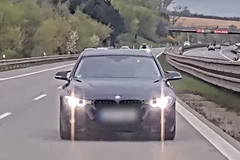 Řidička BMW byla překvapená, když zjistila, komu se lepí na zadek