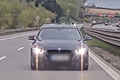 Řidička BMW byla překvapená, když zjistila, komu se lepí na zadek