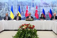Delegace z Ruska, Ukrajiny a Turecka na setkání v Istanbulu.
