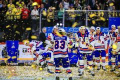 Američtí hokejisté slaví titul na MS 2025 ve Stockholmu