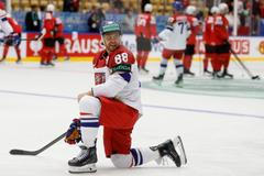 David Pastrňák před zápasem MS 2025 Česko - Švýcarsko