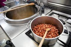 Stávka odborů - kuchařky v jídelně v Truhlářské ulici v Praze - Školní jídelna - Gymnázium Jiřího Gutha-Jarkovského