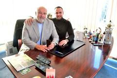 Jan Starka (vpravo), majitel příbramského fotbalového klubu, s otcem Jaroslavem