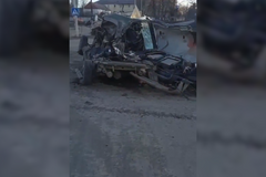 Na záběrech jsou vidět trosky auta, uvnitř kterého byli ruští vojáci