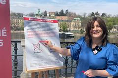 Předsedkyně SOCDEM Jana Maláčová v dubnu 2025 při zahájení kampaně, kdy dává lidem na vybranou mezi bydlením a zbrojením.