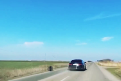 Auto srbského prezidenta ztratilo v plné rychlosti kolo