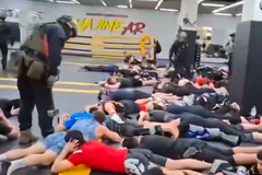 Ruští policisté a vojáci vtrhli do petrohradské tělocvičny. Trénující zákazníky pošlou na frontu