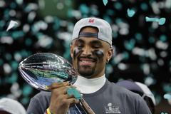 Super Bowl LIX 2025, Philadelphia - Kansas City: Jalen Hurts s Lombardiho trofejí