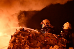 Hasiči likvidují požár na skládce plastů u obce Rynholec