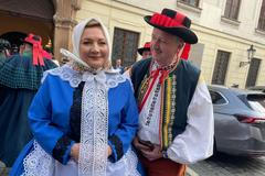 Předsedkyně poslaneckého klubu ANO Alena Schillerová přišla v kroji, v kterém se bude ukazovat občas i v rámci předvolební kampaně