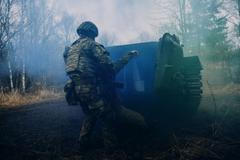 Pilotní kurz bojové medicíny proběhl u 13. dělostřeleckého pluku v Jincích, kde ho otestovali tamní vojenští zdravotníci a bojoví záchranáři (prosinec 2024).