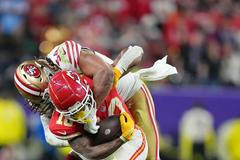 Super Bowl LVIII: Isiah Pacheco (Kansas City) a Fred Warner (San Francisco)