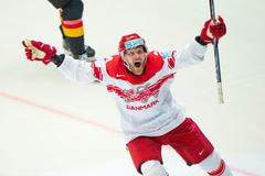 Nikolaj Ehlers slaví gól Dánska na MS 2025 v hokeji