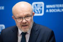 Ministr zdravotnictví Vlastimil Válek na tiskové konferenci ke krizi ve zdravotnictví, Mladí lékaři, zdravotnictví, krize