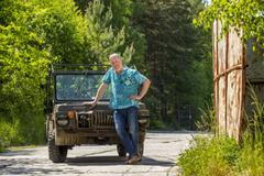 Cestovatel Dan Přibáň s vozem LUAZ