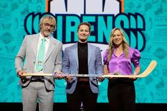 Kristýna Kaltounková (uprostřed) chvíli poté, co si ji New York Sirens vybraly na draftu jako číslo jedna