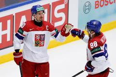 Roman Červenka a David Pastrňák v zápase MS 2025 Česko - Kazachstán