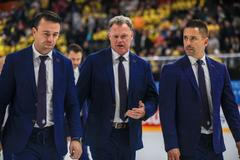 Radim Rulík (uprostřed) s asistenty Markem Židlickým a Tomášem Plekancem při čtvrtfinále MS