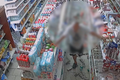 "Muž v obchodě ničil vše, co mu přišlo pod ruku," píše Policie ČR k videu
