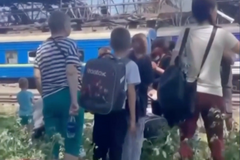 Ruský útok na Dnipro: rakety zasáhly i vlak s dětmi