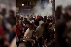 Během každoroční francouzské oslavy Fête de la Musique vypukl chaos