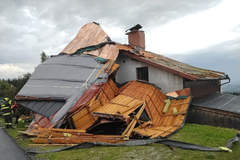 Silný vítr vzal v Jestřabí v Krkonoších na Semilsku z jednoho domu část střechy i s krovem.