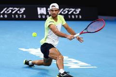 Tomáš Macháč v zápase 3. kola Australian Open s Novakem Djokovičem