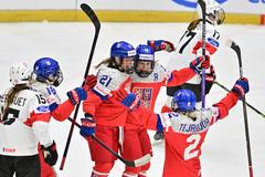 České hokejistky slaví trefu do sítě Švýcarska