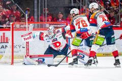 Roman Will řeší situaci před pardubickou brankou v zápase s Třincem