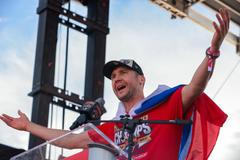 Sergej Bobrovskij s ruskou vlajkou oslavuje obhajobu Stanley Cupu s Floridou