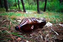 Ilustrační snímek / PET láhev / Les / Odpad / Příroda / Recyklace / Ekologie / Plasty / Shutterstock