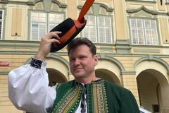 Největší den za čtyři roky, tvrdil krojovaný Vondráček. Možná si dá kroj i jako ministr