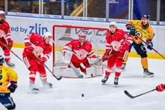 Hokejisté Slavie v zápase první ligy na ledě Zlína