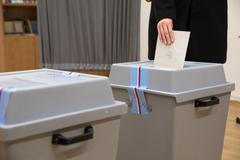 Ilustrační foto prezidentské volby 2023, volební komise, urna, hlasování