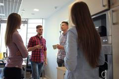 Kolegové v práci na kávě