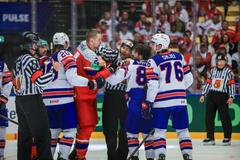 Adam Klapka v rozmíšce s Conorem Garlandem v zápase Česko - USA na MS 2025