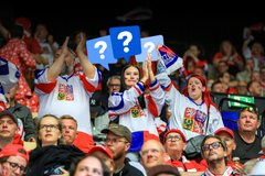 Čeští fanoušci v zápase proti Dánsku na MS v hokeji 2025 v Herningu