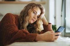 žena, nešťastná, telefon