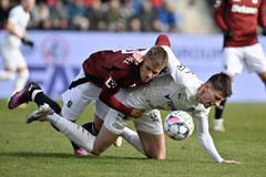 Martin Suchomel ze Sparty a Pavel Juroška ze Slovácka v utkání 20. kola Chance ligy